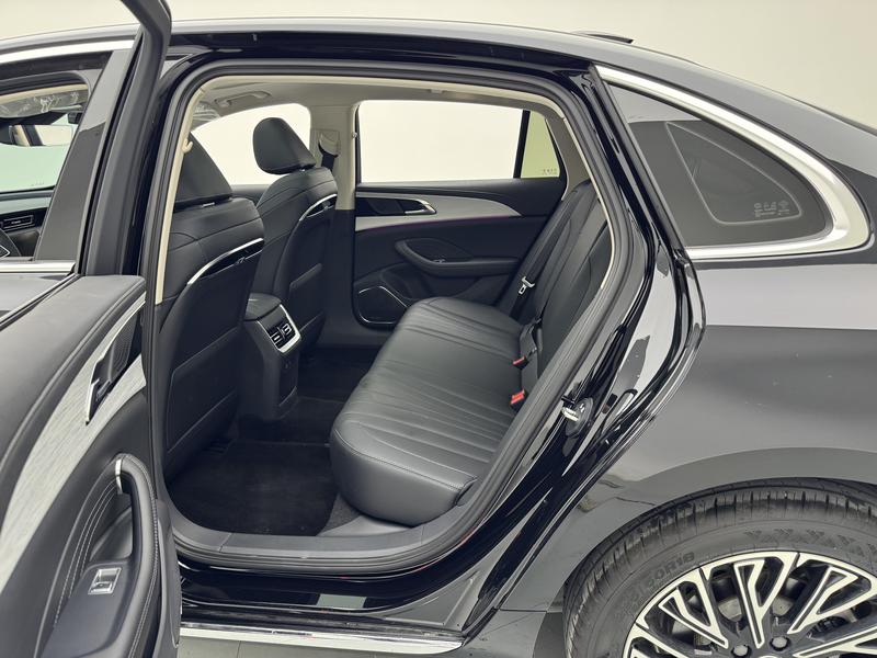 Hongqi Red Flag H5 2025