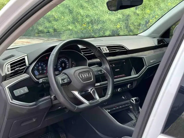 Audi Audi Q3 35 TFSI aggressive and elegant type