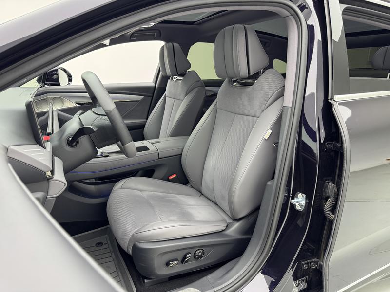 Voyah Lantu Chasing Light PHEV 2024