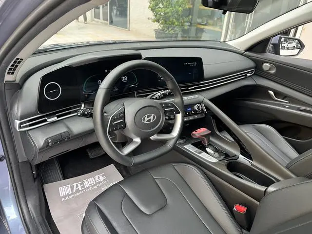 Hyundai Elantra 1.5L CVT LUX Premium Edition