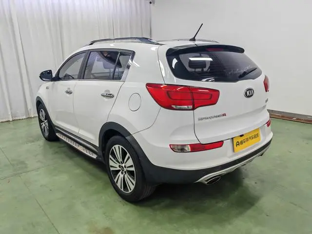 Kia Smart running 2.0L automatic two-wheel drive version DLX