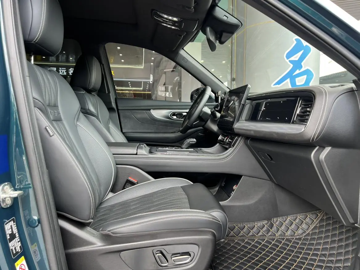 GAC Trumpchi GS8 Pilot Series 2.0 TGDI two-wheel drive Premium Edition 7-seater