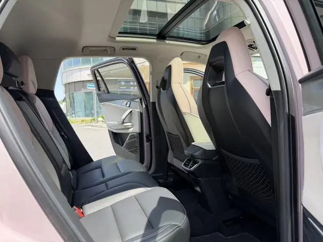 LYNK & CO Lynk 06 1.5T Shero Pink Special Edition