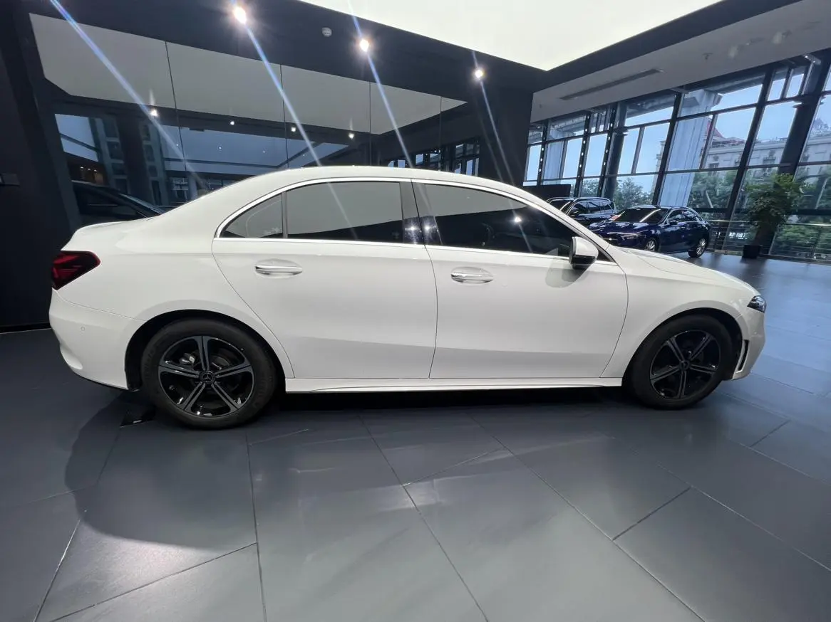 Mercedes-Benz Mercedes-Benz A-class Facelift A 200 L sports sedan dynamic version