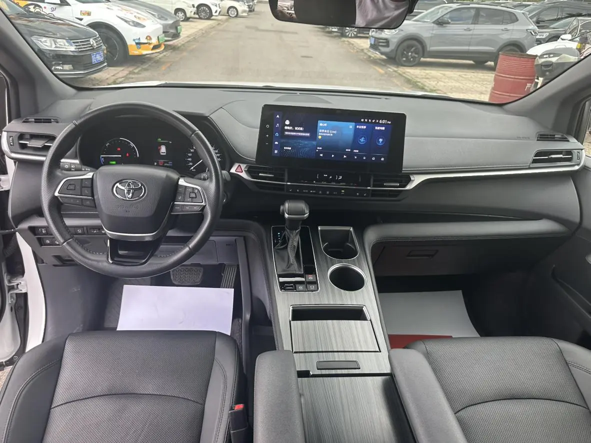 TOYOTA Saina Facelifted dual engine 2.5L Premium Edition