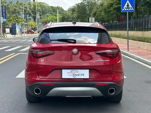 Alfa Romeo Stelvio 2.0T 200HP Deluxe Edition