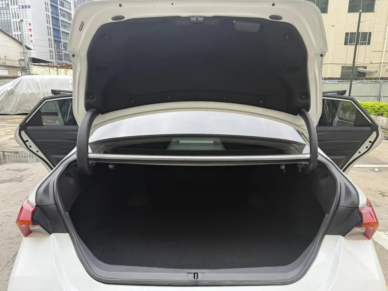 TOYOTA Asian dragon Smart Electric Hybrid Dual Engine 2.5L E-CVT XLE Premium Edition