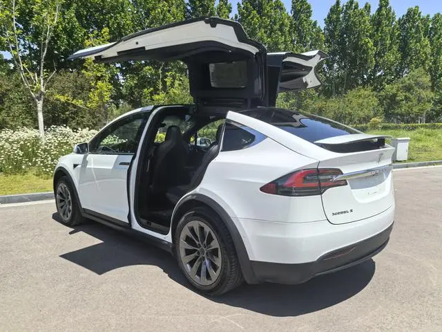 Tesla Model X 90D