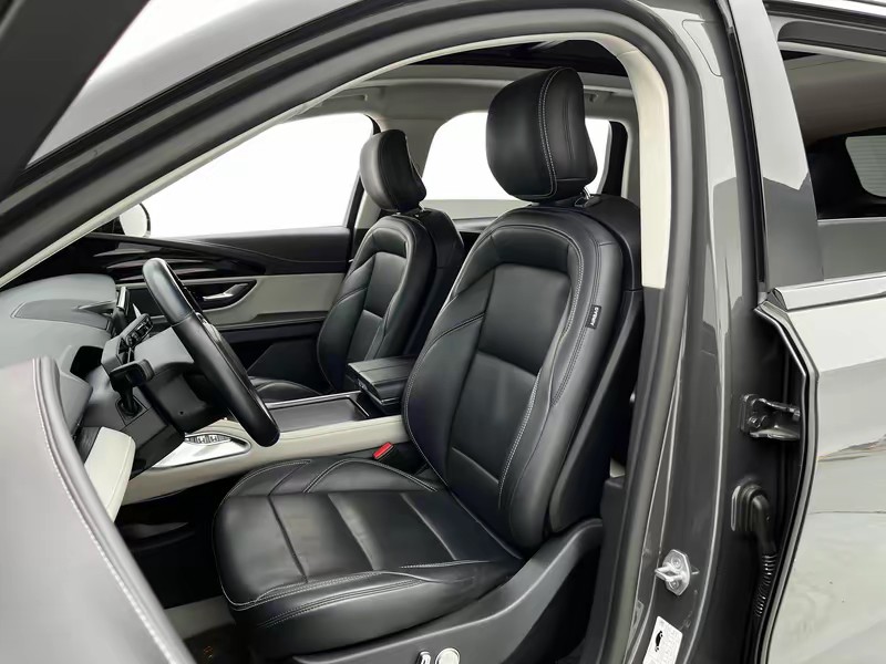 Lincoln Voyager 2023