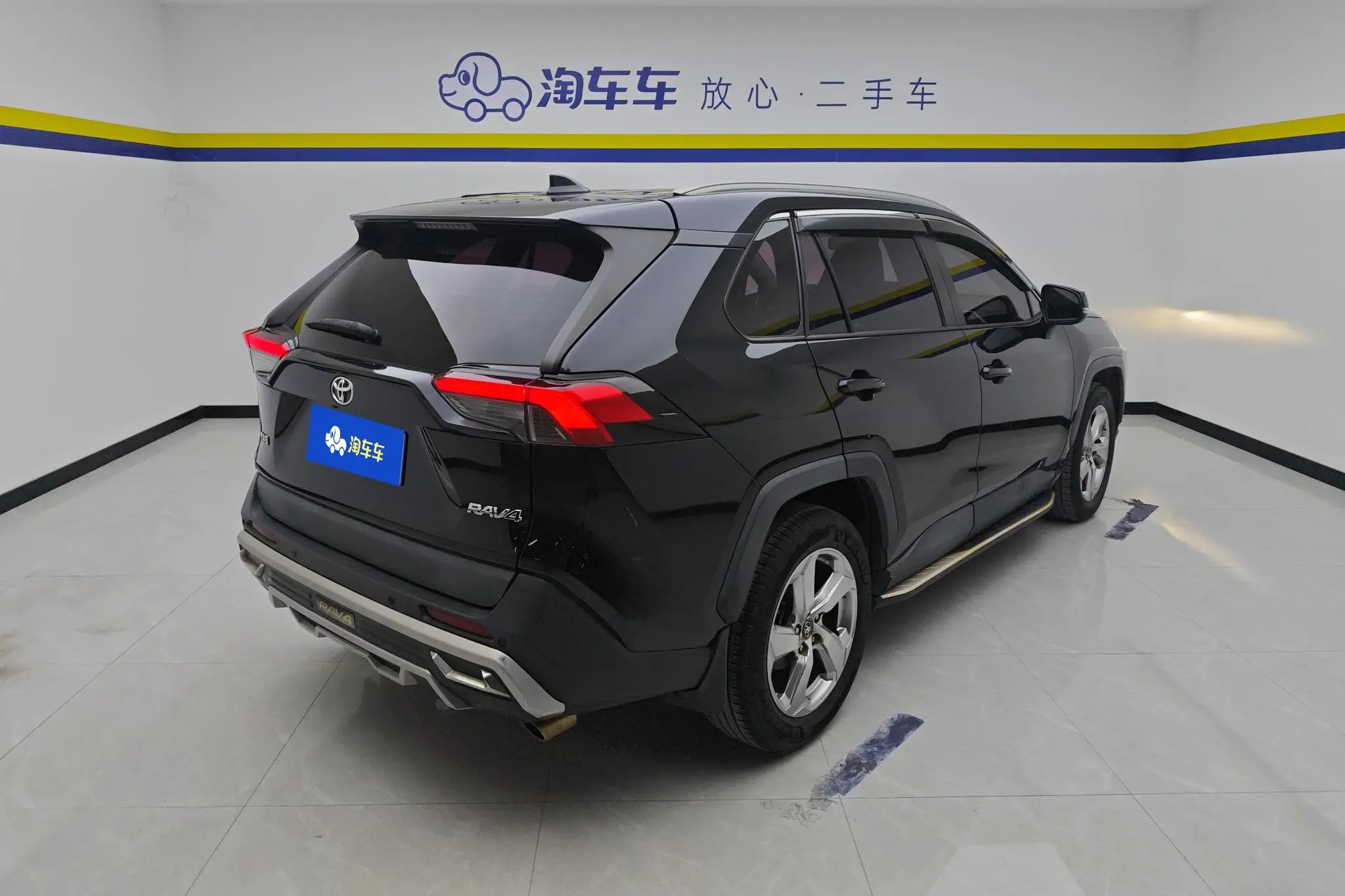 TOYOTA RAV4 Rongfang 2.0L CVT two-wheel drive fashion version