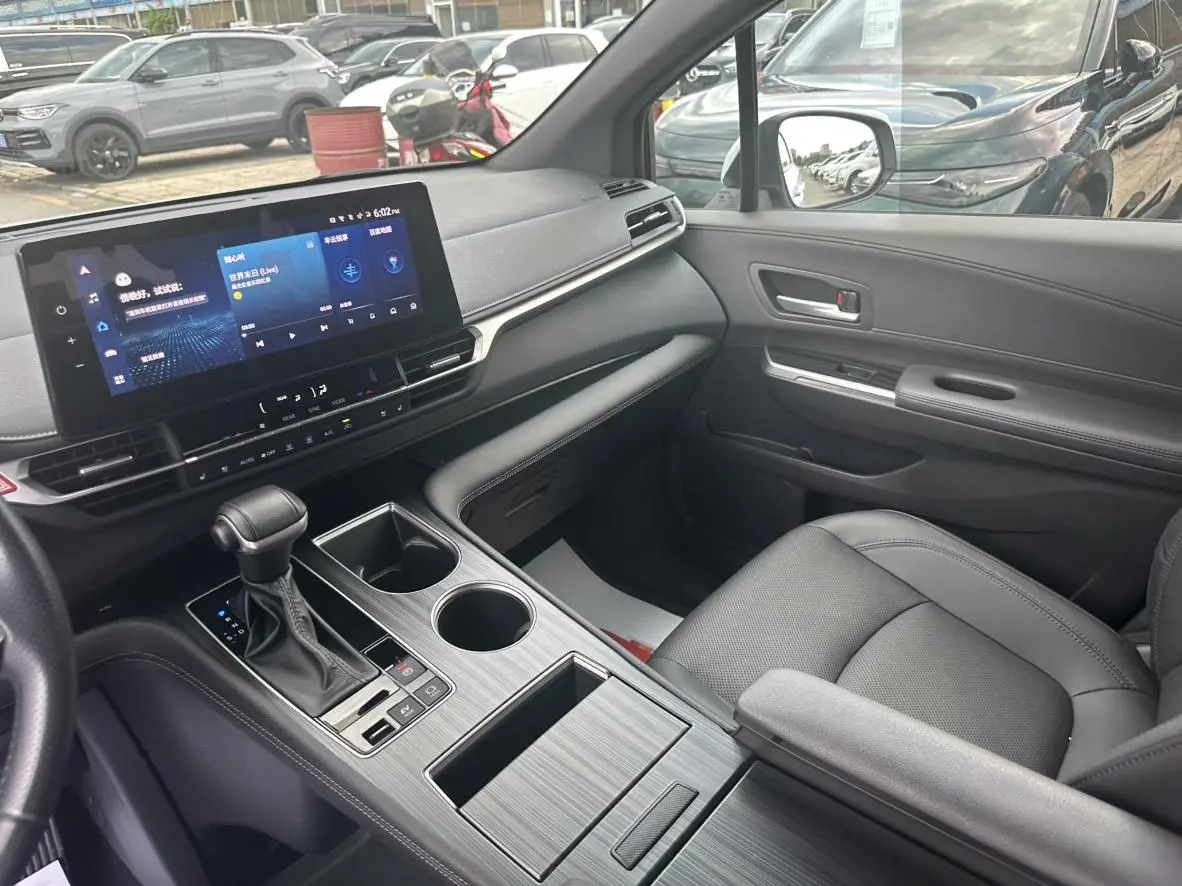 TOYOTA Saina Facelifted dual engine 2.5L Premium Edition