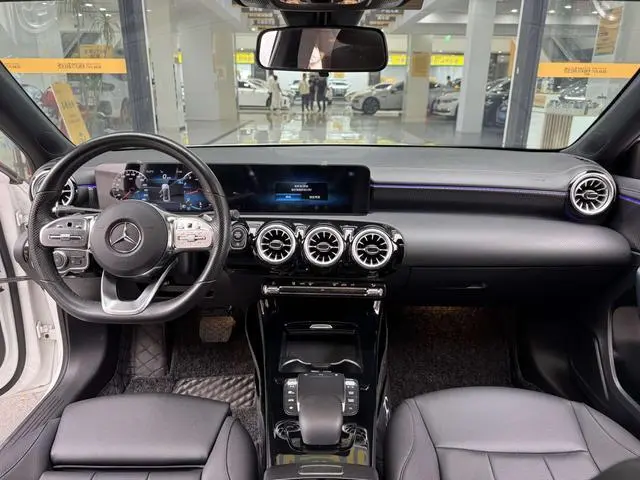 Mercedes-Benz Mercedes-Benz A-class Facelift A 200 L sports sedan dynamic version