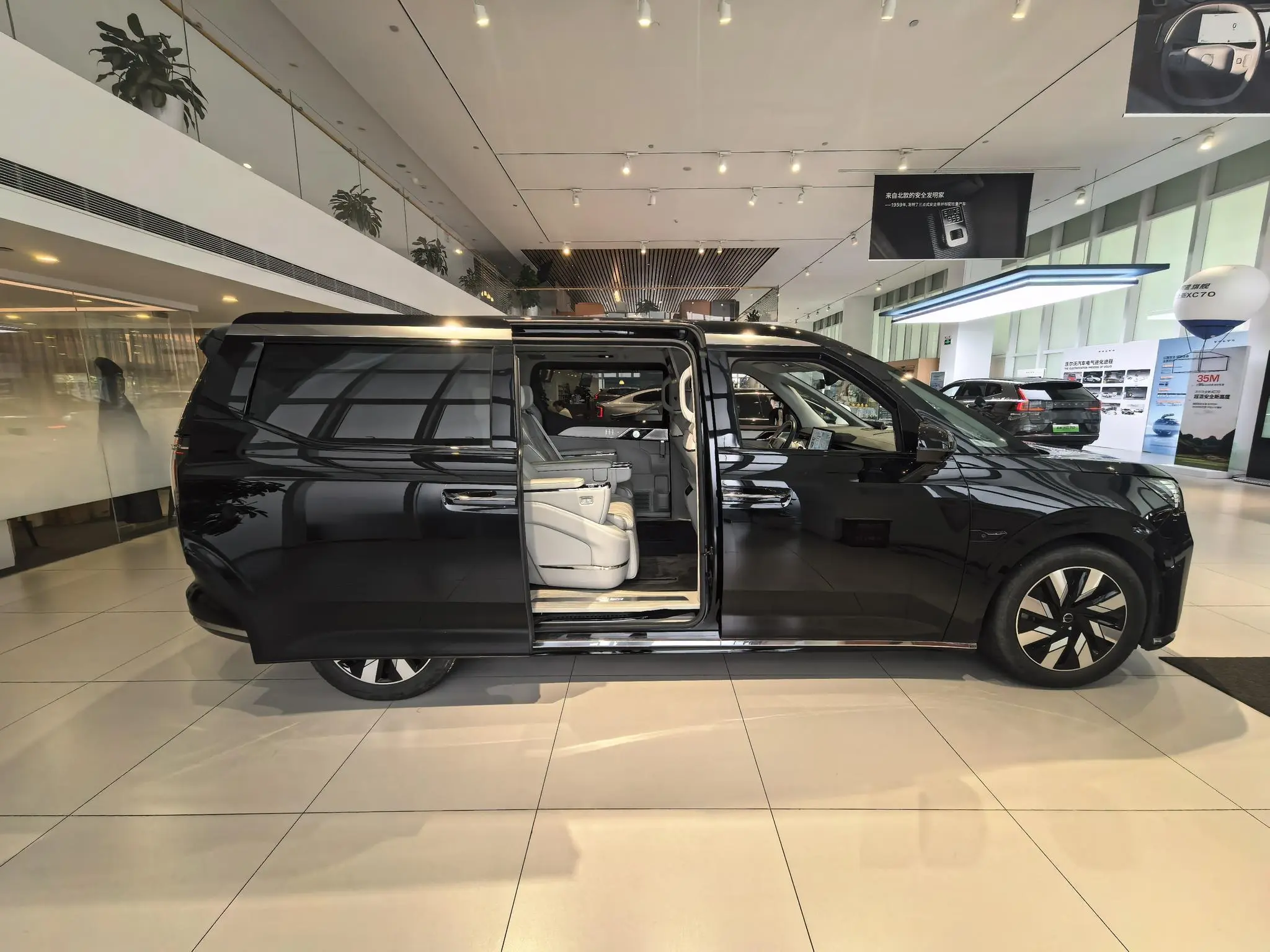 Volvo Volvo EM90 Ultra six seats