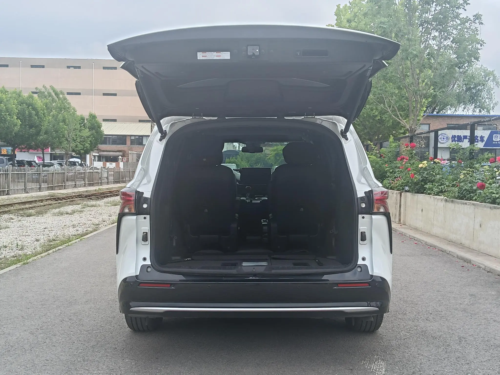 TOYOTA Saina 2.5L Hybrid Premium Edition