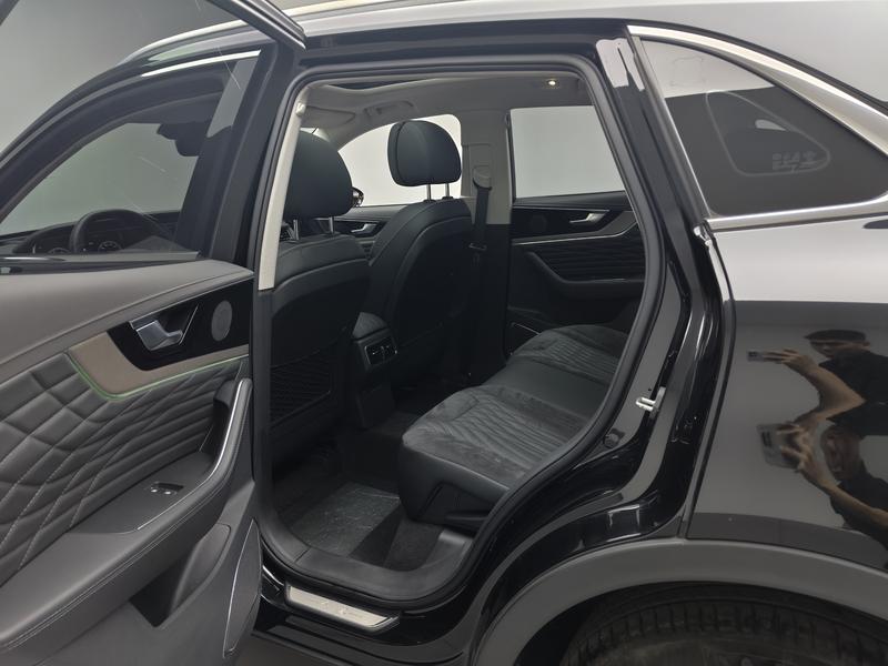 Hongqi Red Flag HS5 2022