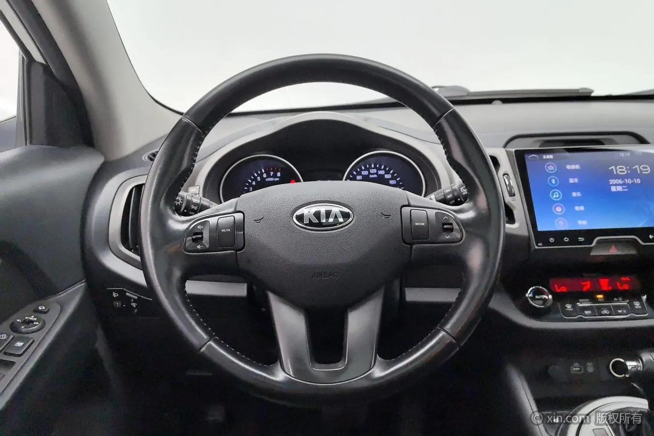 Kia Smart running 2.0L automatic two-wheel drive version DLX