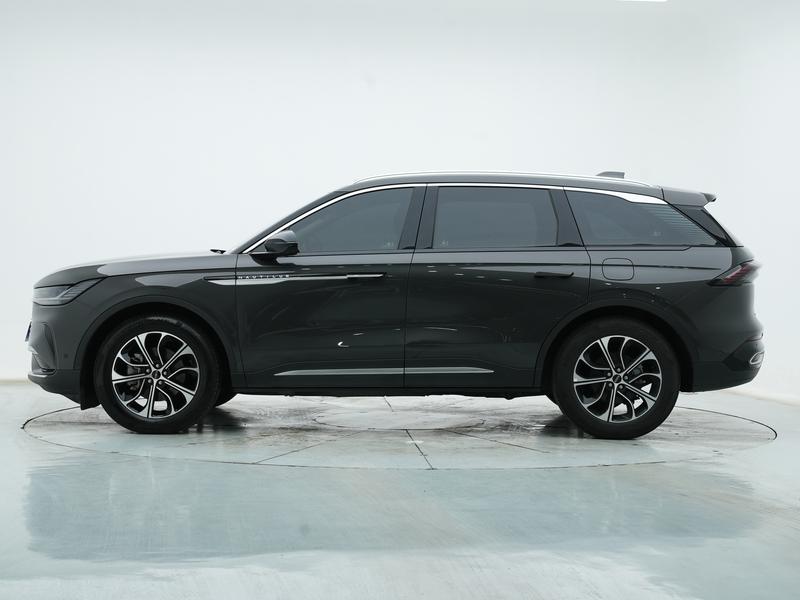 Lincoln Voyager 2023