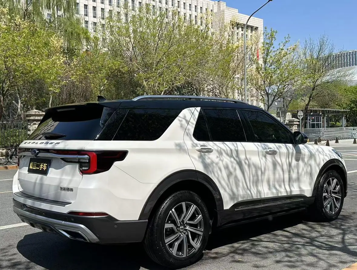 Ford Explorer EcoBoost 285 four-wheel drive titanium version 6 seats