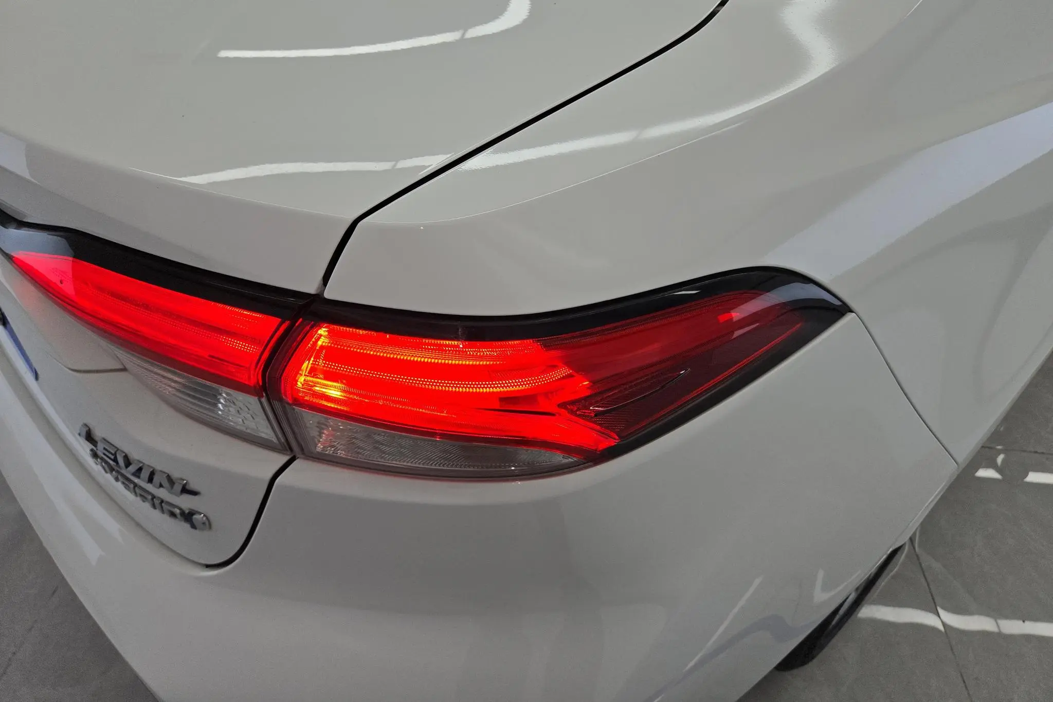 TOYOTA Lei Ling Dual engine 1.8H E-CVT Enterprise Edition