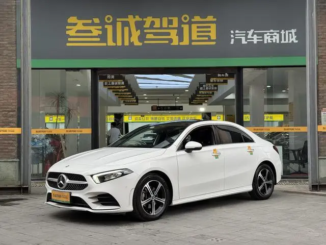 Mercedes-Benz Mercedes-Benz A-class Facelift A 200 L sports sedan dynamic version