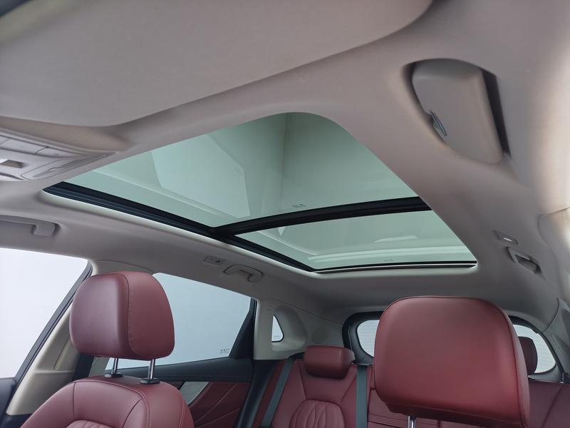 Hongqi Red Flag HS5 2025