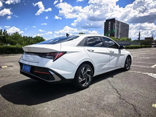 Hyundai Elantra 1.5L CVT LUX Premium Edition