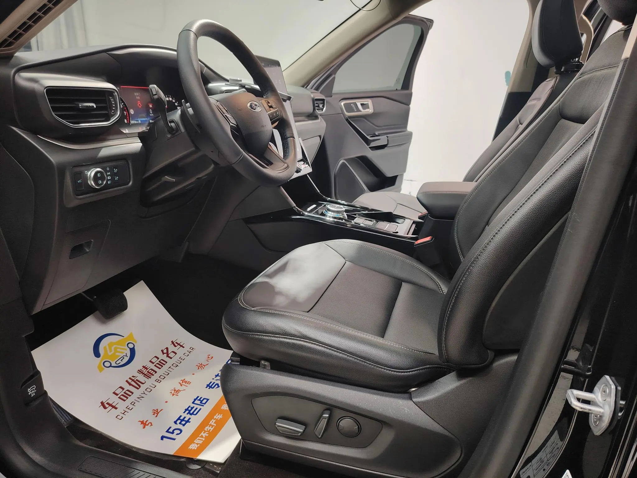Ford Explorer EcoBoost 285 rear drive fashion version 6 seats
