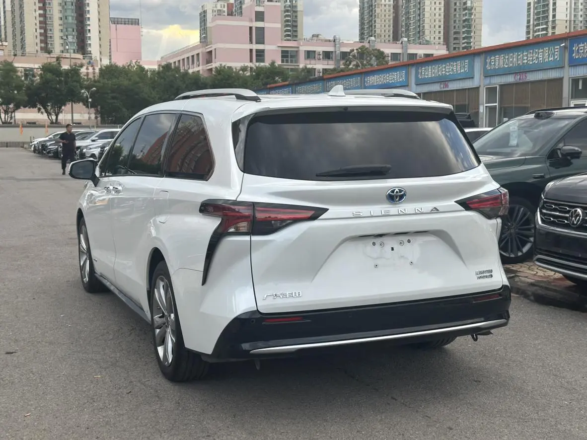 TOYOTA Saina Facelifted dual engine 2.5L Premium Edition
