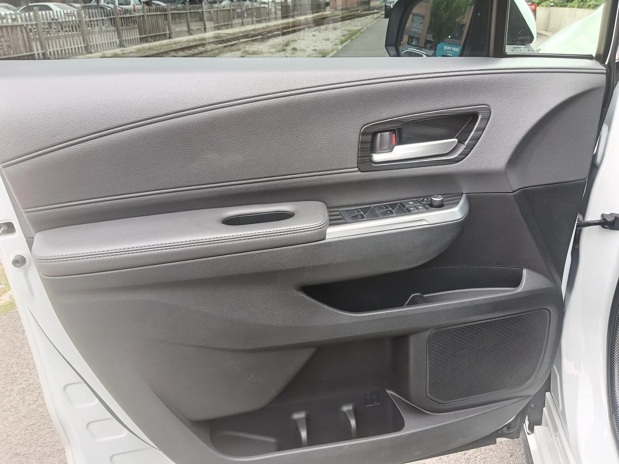 TOYOTA Saina 2.5L Hybrid Premium Edition