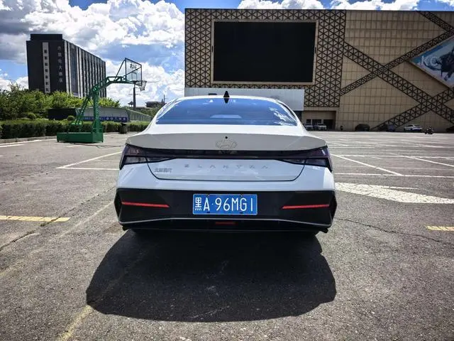 Hyundai Elantra 1.5L CVT LUX Premium Edition
