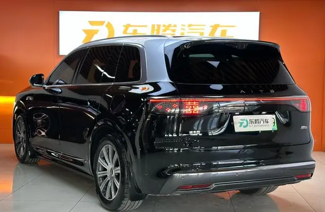 AITO Ask the world M8 Extended range Max+ six-seater version