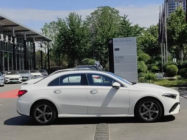 Mercedes-Benz Mercedes-Benz A-class A 200 L sports sedan fashion Version