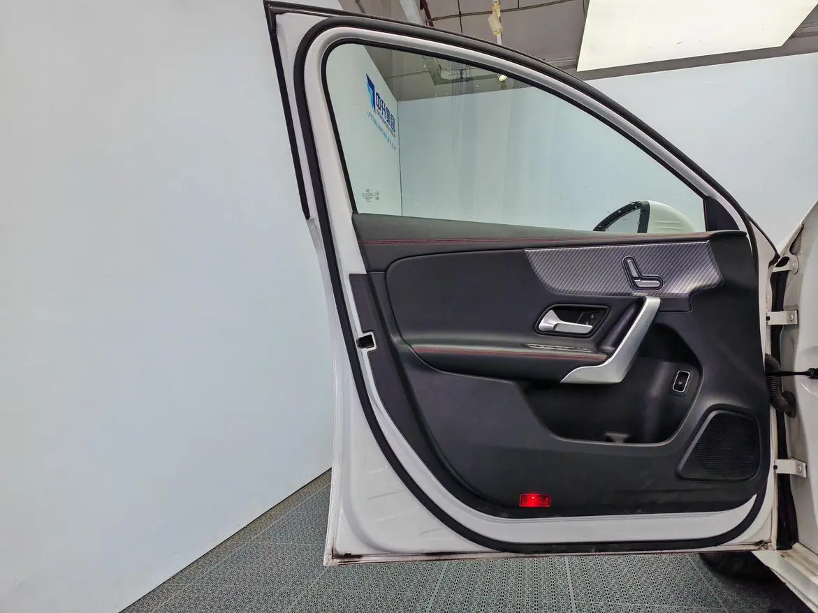 Mercedes-Benz Mercedes-Benz A-class A 200 L sports sedan fashion Version