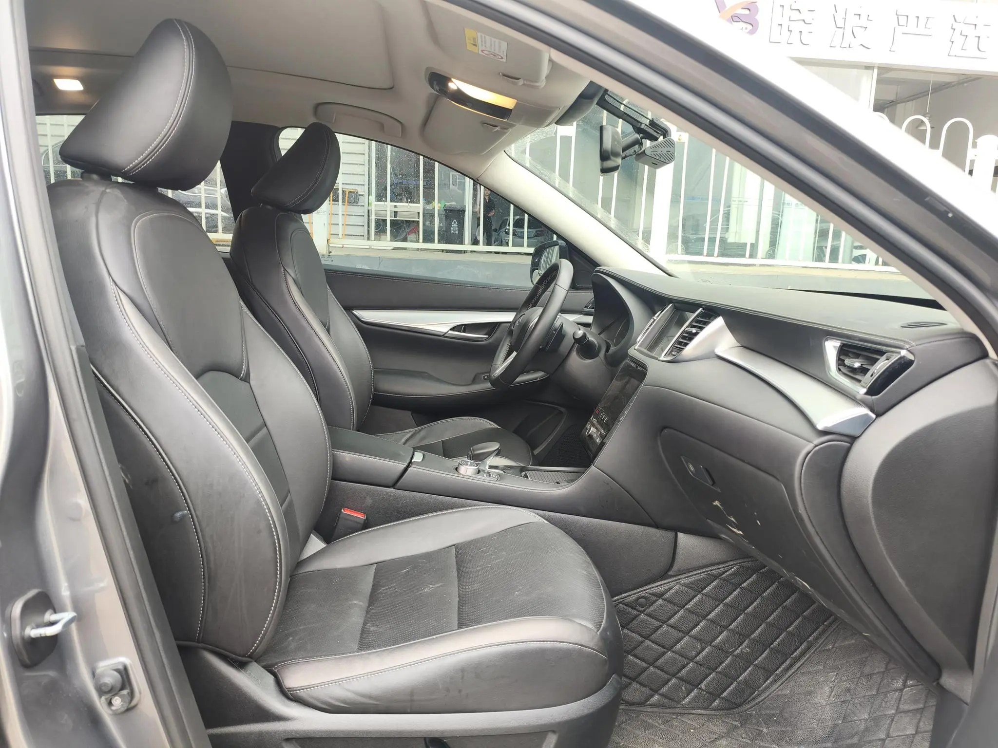 Infiniti Infiniti QX50 2.0T two-wheel drive pilot version