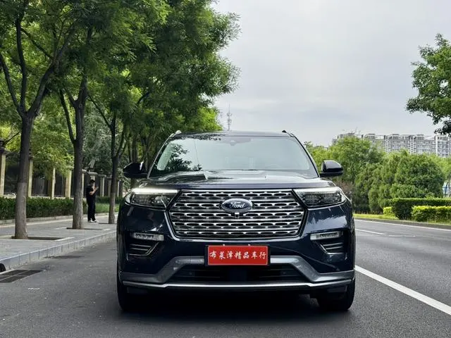Ford Explorer EcoBoost 285 four-wheel drive titanium version 6 seats