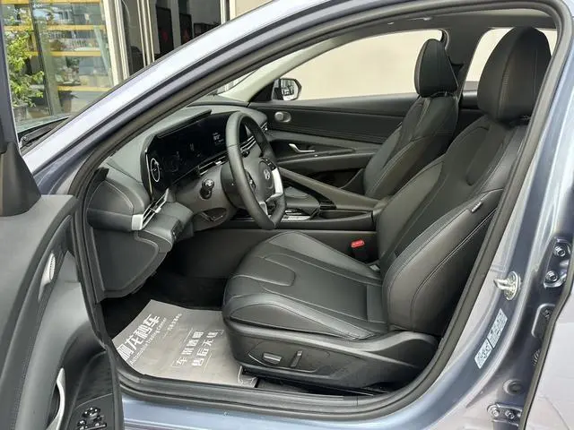 Hyundai Elantra 1.5L CVT LUX Premium Edition