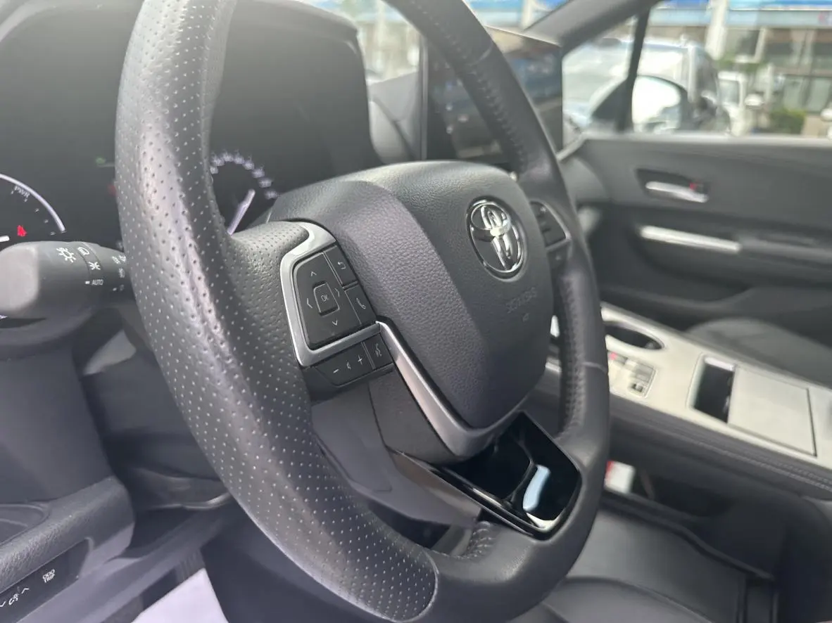 TOYOTA Saina Facelifted dual engine 2.5L Premium Edition