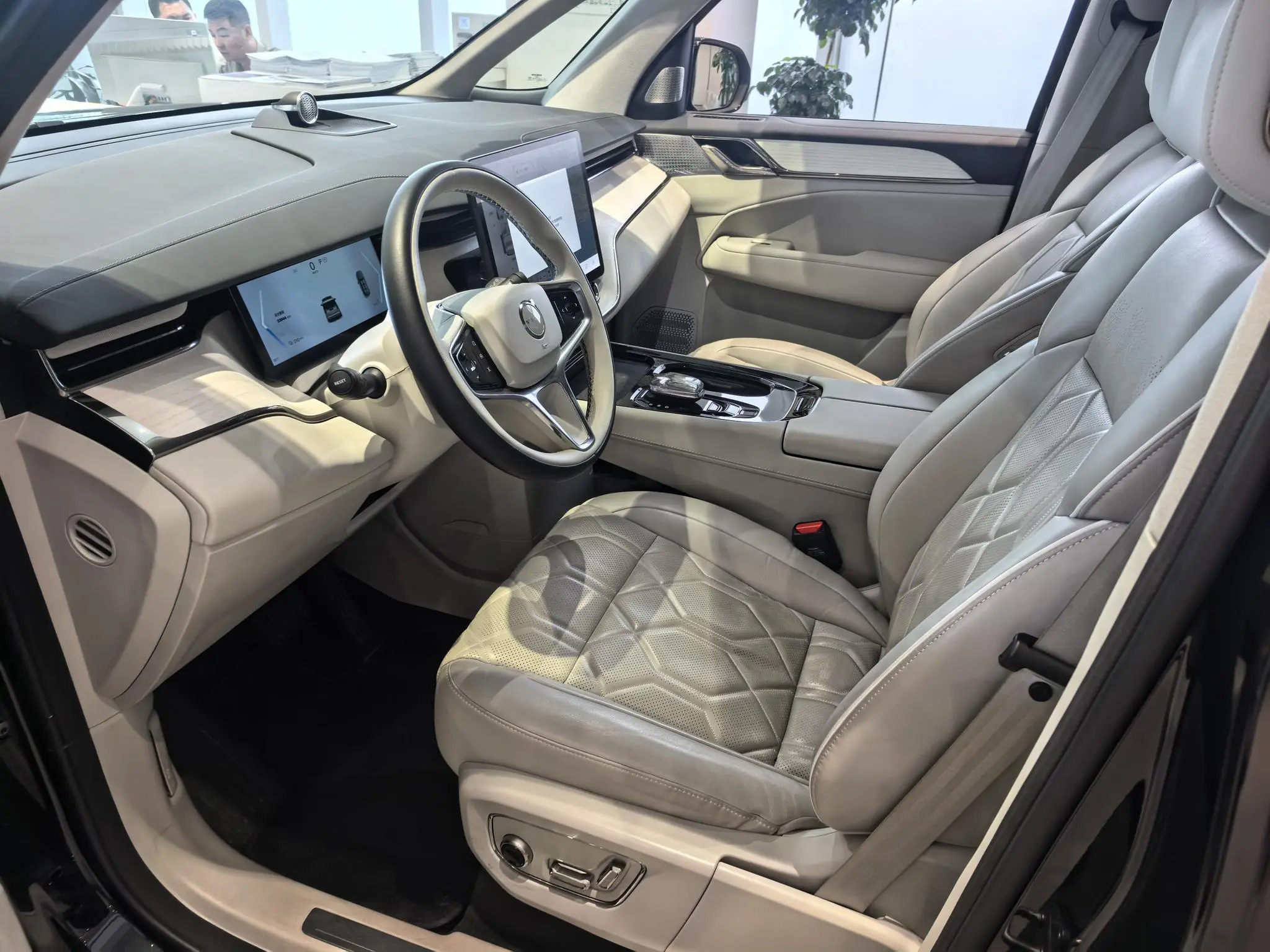 Volvo Volvo EM90 Ultra six seats