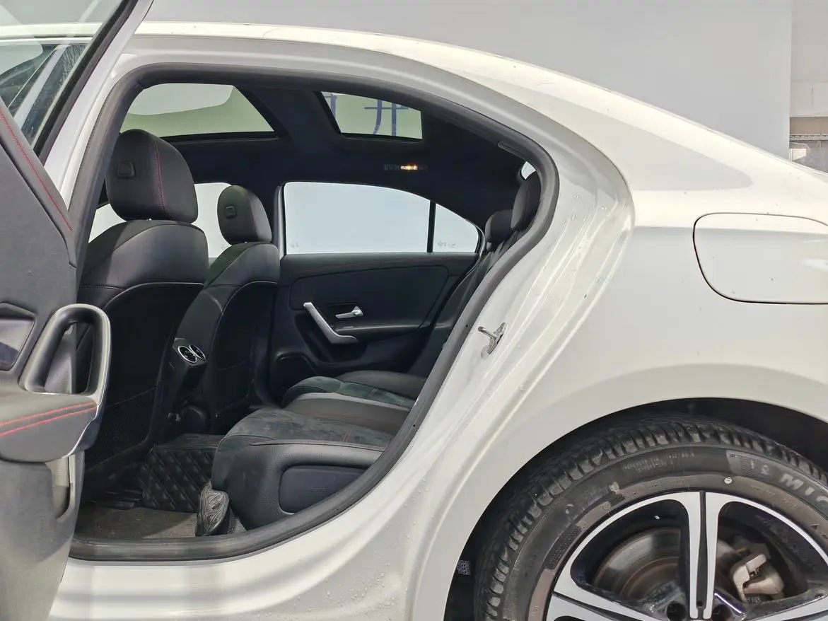 Mercedes-Benz Mercedes-Benz A-class A 200 L sports sedan fashion Version