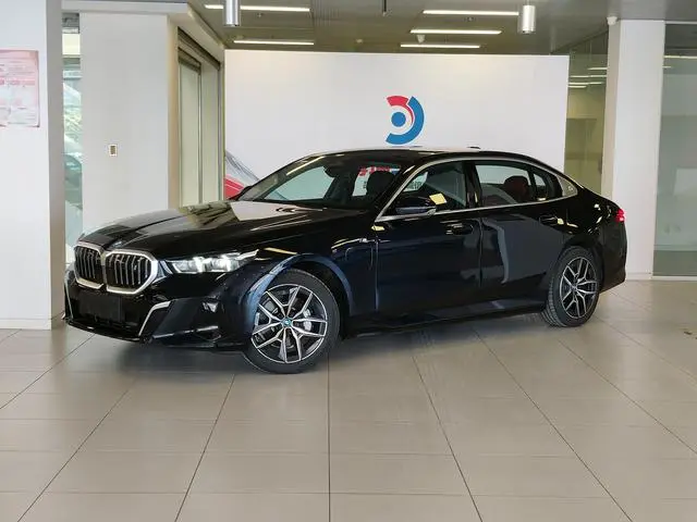 BMW BMW i5 eDrive40L M sports suit