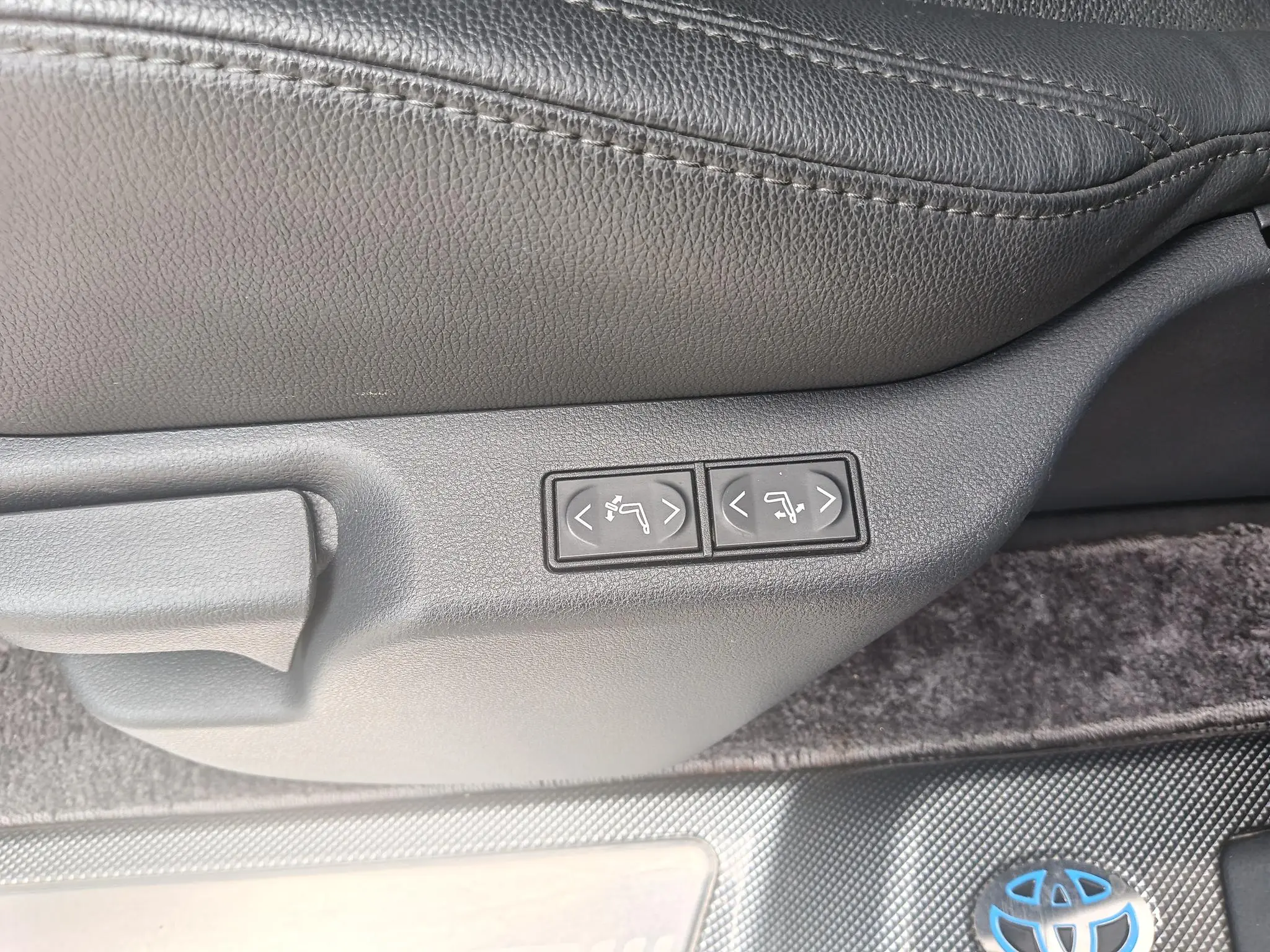 TOYOTA Saina 2.5L Hybrid Premium Edition