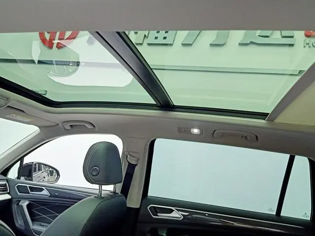 Volkswagen Tiguan L 330TSI two-wheel drive R-Line Premium edition