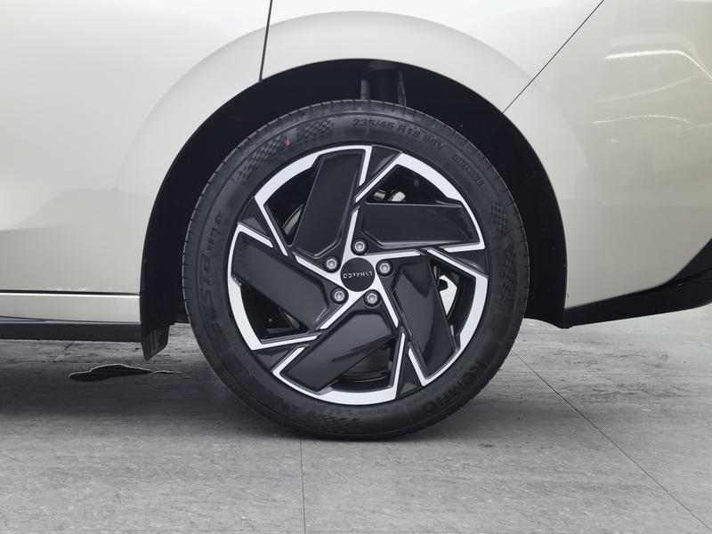 Lynk & Co Lynk&Co 07 EM-P 2024