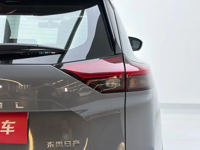Nissan Qijun VC-Turbo 300 CVT 2WD Deluxe Edition 7 Seats
