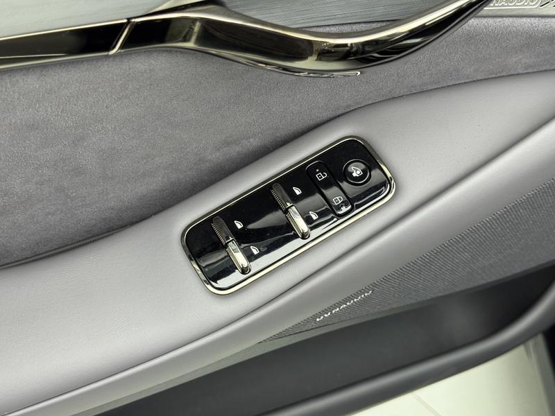 Voyah Lantu Chasing Light PHEV 2024