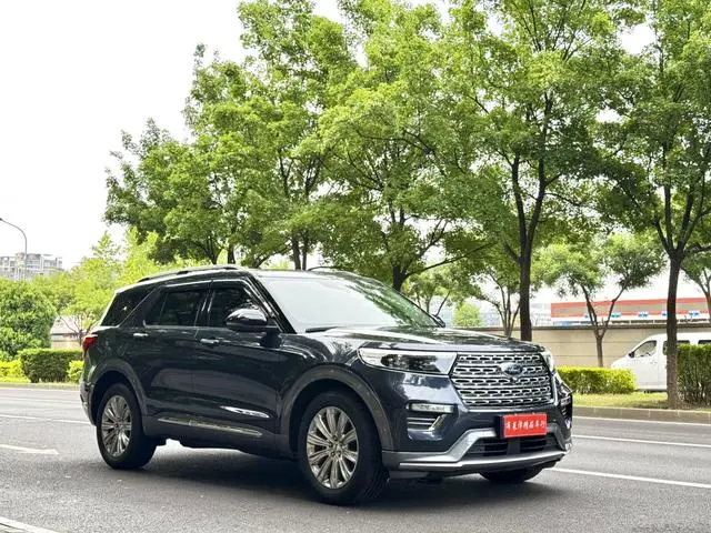 Ford Explorer EcoBoost 285 four-wheel drive titanium version 6 seats