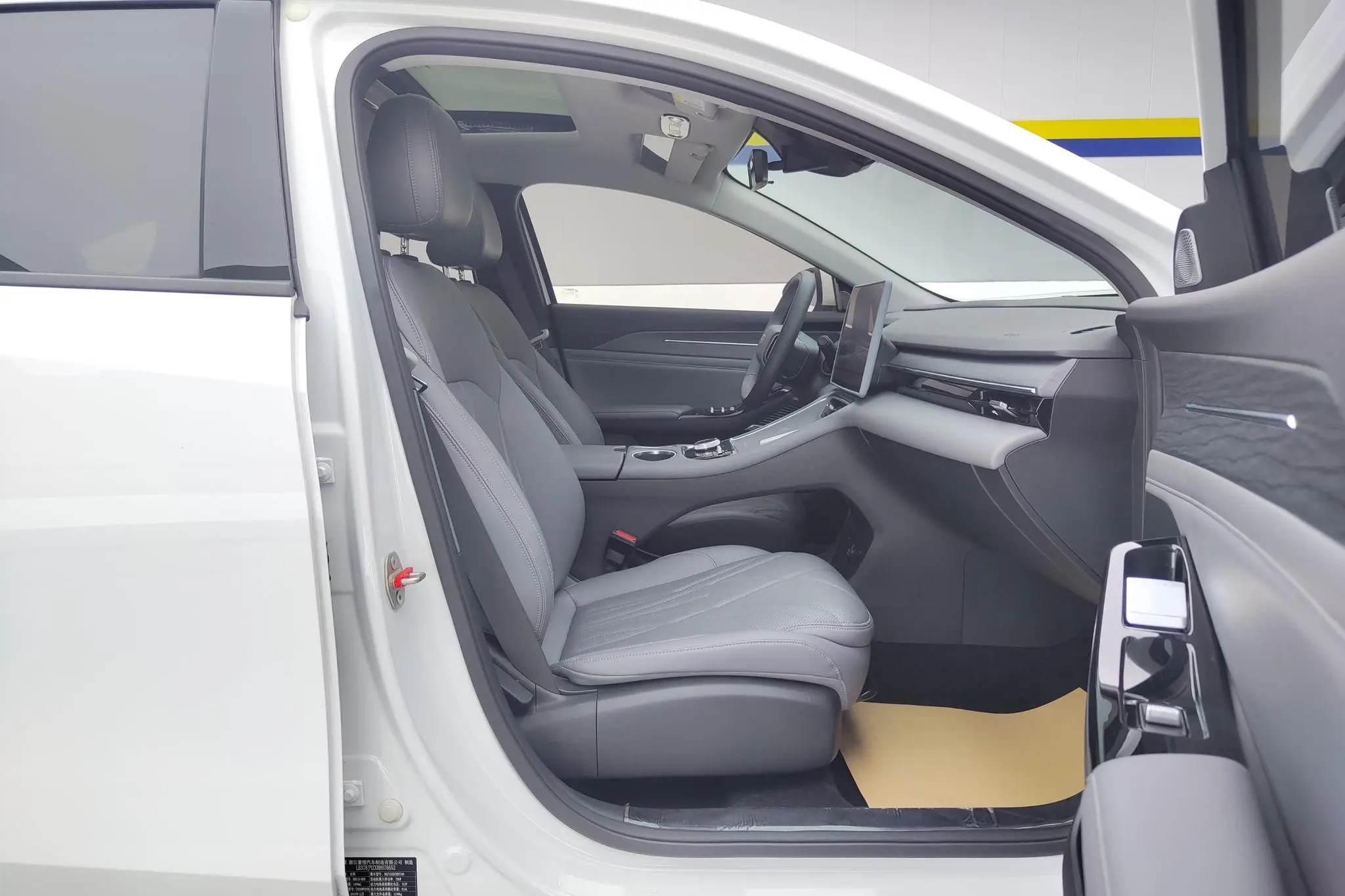 Geely Galaxy Galaxy L6 1.5 EM-i DHT 140KM Discovery+ Version