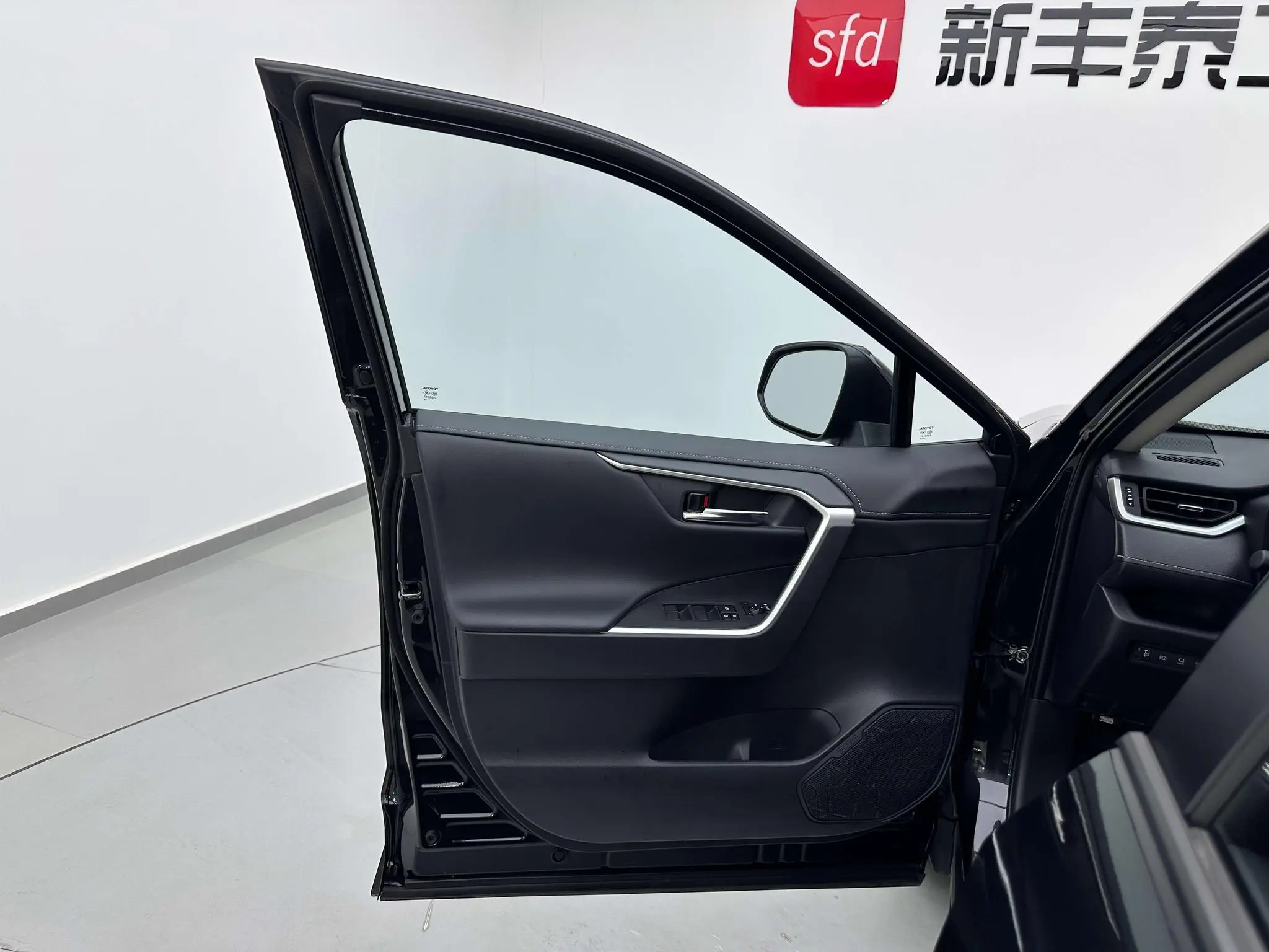 TOYOTA RAV4 Rongfang 2.0L CVT two-wheel drive fashion PLUS version
