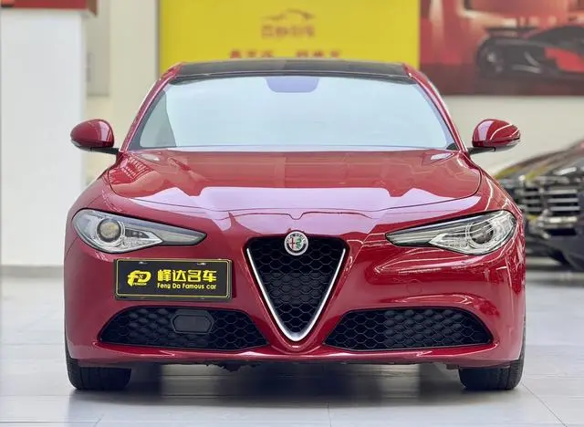 Alfa Romeo Giulia 2.0T 200HP Deluxe Edition