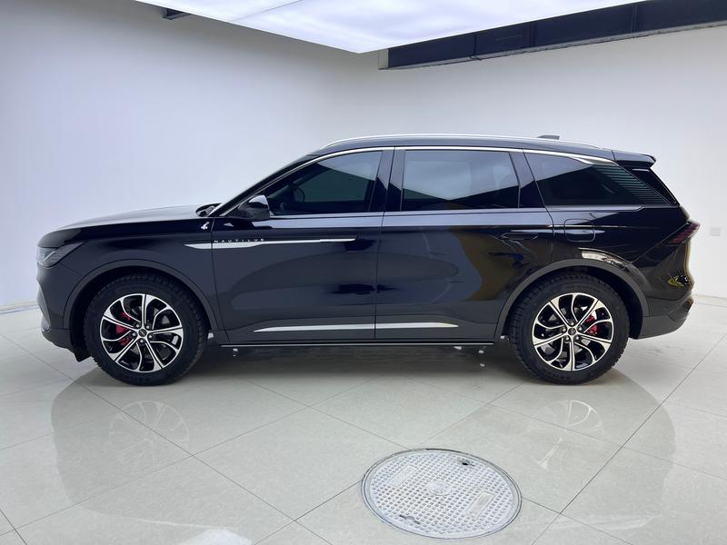 Lincoln Voyager 2023